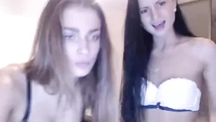 Кокетливые бляди Beauty2X обнажаются и флиртуют