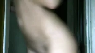 Пышногрудая красотка строптиво раздевается