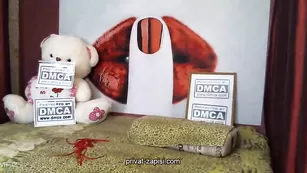 Симпатичная малышка CanDyCheRry2 шалит с секс игрушками