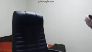 Замечательная потаскушка _YoungGirl_ обнажает свои прелести