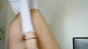 Зачетная курва demetrasex трахает киску секс игрушкой