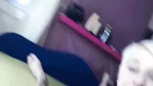 Распутная шмара HornECouple облизывает хуй