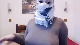 Мусульманка dream_girl4 обнажает большие сиськи