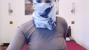 Мусульманка dream_girl4 обнажает большие сиськи