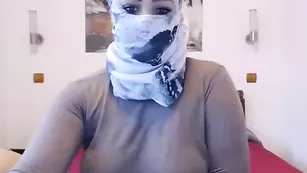 Мусульманка dream_girl4 обнажает большие сиськи