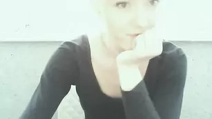 Превосходная модель Evocative1 сует в очко пальчики