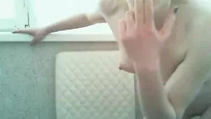 Превосходная модель Evocative1 сует в очко пальчики