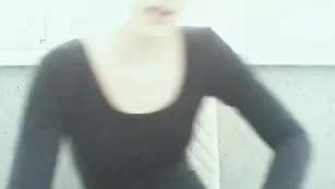 Превосходная модель Evocative1 сует в очко пальчики
