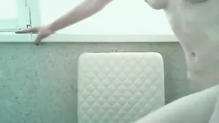 Шальная куколка Evocative1 эротично обнажается