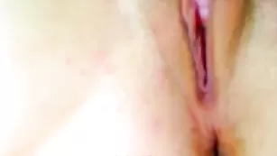 Строптивая курва DirtThoughts раздевается и ласкает пизду