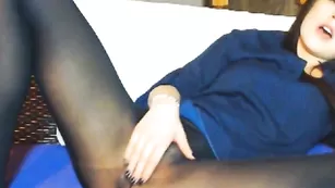 Развратная путана LisaSierra дрочит пизду в колготках