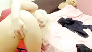 Белобрысая чертовка рукой ласкает обе дырочки