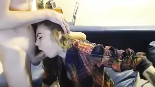 Страстная шмара julianandsarah95 хорошенько сосет член