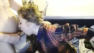 Способная дрянь julianandsarah95 заглатывает хуй