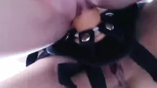 Чудные дамочки cutedoll1995 шалят с дилдо на ремне