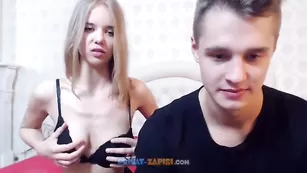 Красивая девочка целуется с парнем dave_sabina