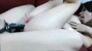 Деваха поимела в очко подружку фаллосом lettali