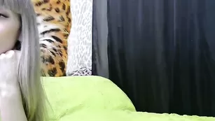 Строптивая курва MchsYourHear трахает бритую пизденку