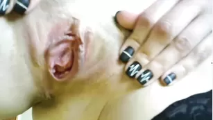 Развратная шмара monro367 трахает пизду фаллосом