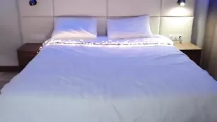 Грудастая проказница daddysgirl222 обнажает свои прелести