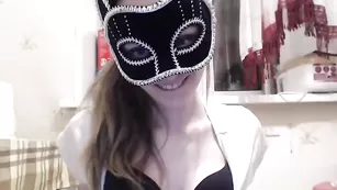 Худенькая сучка wax_simulacra скачет на длинном дилдо