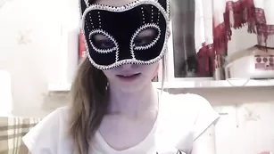 Худенькая сучка wax_simulacra скачет на длинном дилдо