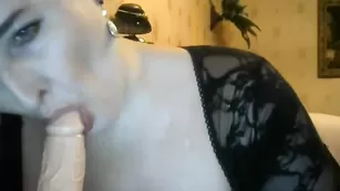 Толстушка soniamyr шалит с резиновым хуем