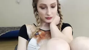 Озорная девочка hottie_katty ласкает большие сиськи