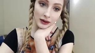 Озорная девочка hottie_katty ласкает большие сиськи