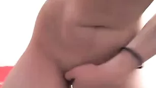 Грациозная баба NaughtyMary трахает бритую киску