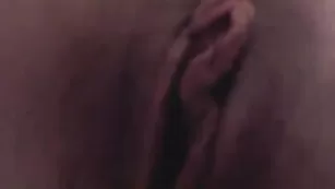 Грациозная баба NaughtyMary трахает бритую киску