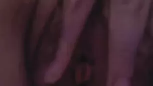 Грациозная баба NaughtyMary трахает бритую киску