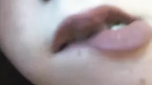 Грациозная баба NaughtyMary трахает бритую киску