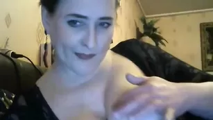 Толстуха МИЛФ soniamyr ласкает пышные сиськи