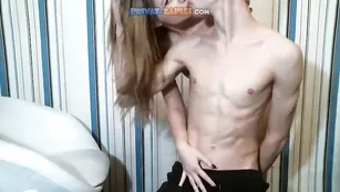 Красивая детка prayforanime трахнулась вибратором