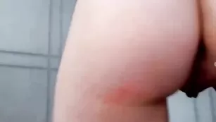 Шикарная цыпочка losta ласкает бритые дырочки