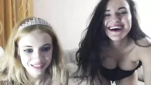 Блондинка с брюнеткой развлекаются с хахалем happythreefriends