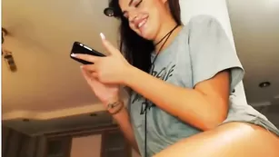 Похотливая шлендра SashaWild резвится с самотыком