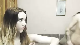 Сексуальные цыпочки happythreefriends танцуют стриптиз