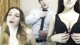 Сексуальные цыпочки happythreefriends танцуют стриптиз