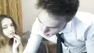 Сексуальные цыпочки happythreefriends танцуют стриптиз