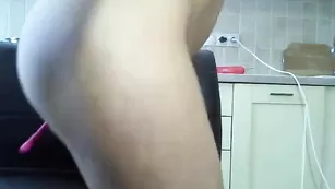 Пышногрудые телочки hotkitty4u дрочат письки на кухне