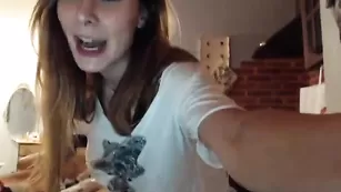 Приятная стерва SexySabotage показывает красивую грудь