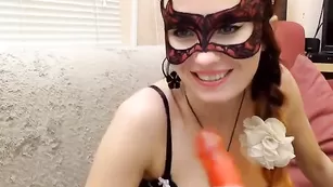 Куколка в маске DianaBad отсасывает резиновый хуй