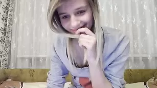 Роскошная малышка VikaMicky поимела обе дырочки