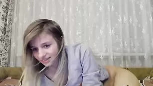 Роскошная малышка VikaMicky поимела обе дырочки