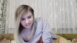 Роскошная малышка VikaMicky поимела обе дырочки