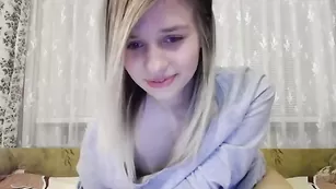 Роскошная малышка VikaMicky поимела обе дырочки