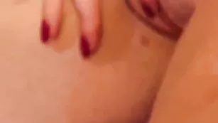 Прекрасная малышка EveVipe долбится самотыком