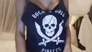 Пикантная шмара killer__tits танцует стриптиз